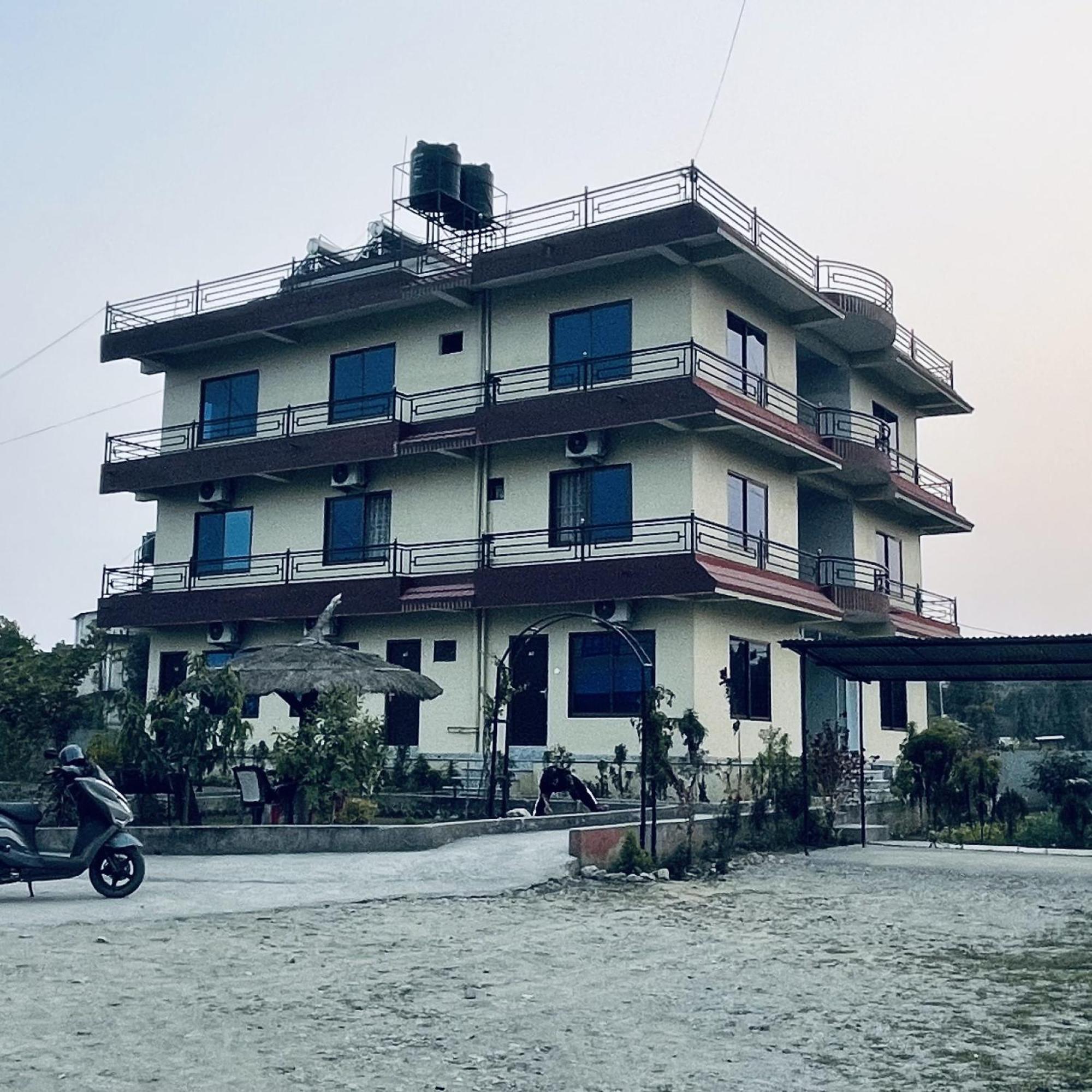 索拉哈 Typical Nepali Kitchen - No Pizza - No Pasta - No Problem !!酒店 外观 照片